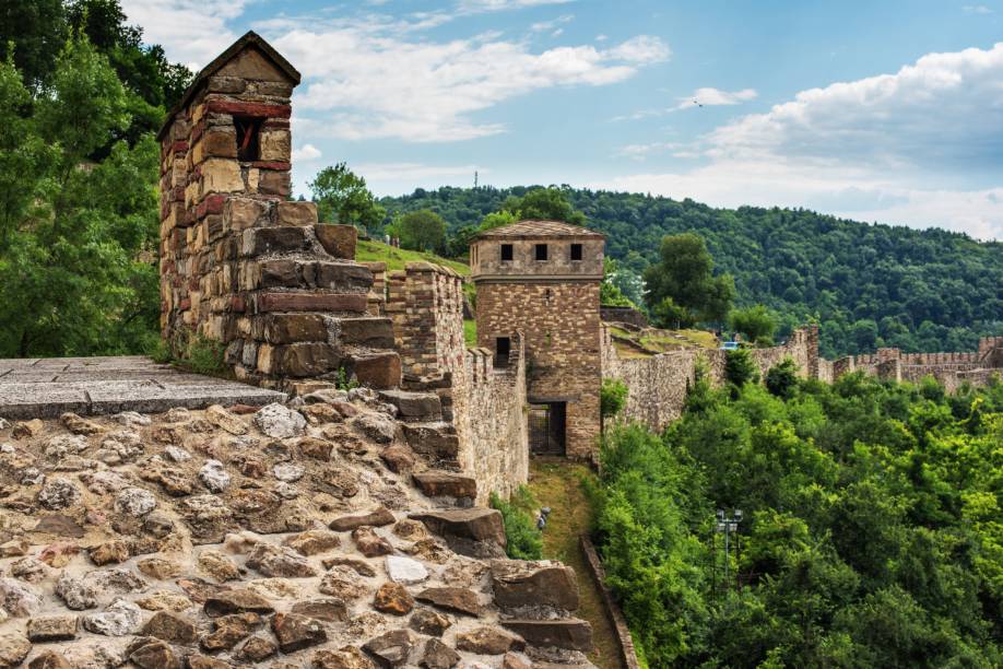 Considerada uma das cidades mais antigas da Bulgária, a histórica Veliko Tarnovo é repleta de construções medievais bem preservadas. A Fortaleza de Tsarevets foi erguida durante o Segundo Império Búlgaro, por volta do ano de 1185, e oferece uma bela vista da região Considerada uma das cidades mais antigas da Bulgária, a histórica Veliko Tarnovo é repleta de construções medievais bem preservadas. A Fortaleza de Tsarevets foi erguida durante o Segundo Império Búlgaro, por volta do ano de 1185, e oferece uma bela vista da região