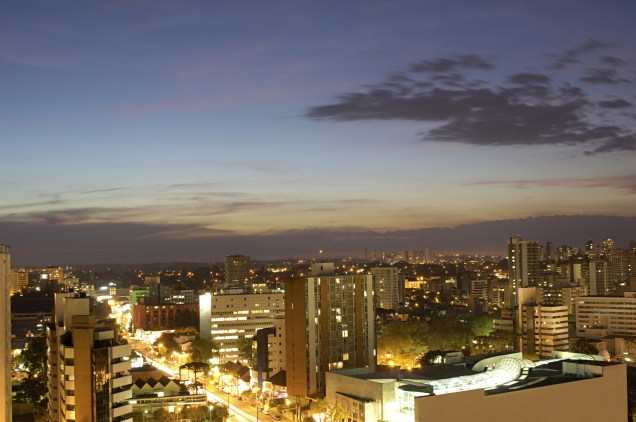Apesar das muitas praças e parques, os prédios de<strong> <a href="https://viajeaqui.abril.com.br/cidades/br-pr-curitiba" rel="Curitiba (PR)" target="_blank">Curitiba (PR)</a></strong> também se destacam. A cidade está em <strong>52º lugar</strong> no ranking<a href="https://www.booking.com/city/br/curitiba.pt-br.html?aid=332455&label=viagemabril-skylines" rel="Veja hotéis em Recife no booking.com" target="_blank"><em>Veja hotéis em Recife no booking.com</em></a>