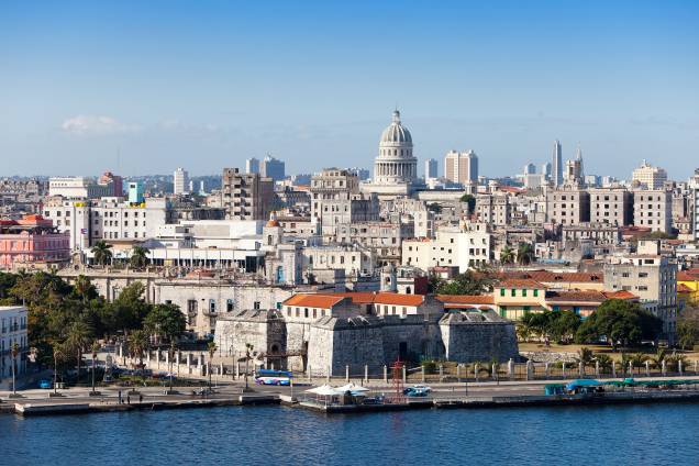 Vista do centro velho de Havana, a partir da baía