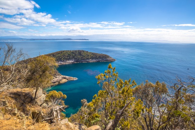 <strong>Região selvagem da Tasmânia </strong>                                                                                                                Dezessete parques nacionais estão no território da Tasmânia. Lá você encontra praias com aspecto intocado, montanhas que deixam qualquer amante do trekking fascinado, corredeiras radicais e naturais e a constante beleza da vida selvagem. Sua vegetação é uma das últimas extensões de floresta temperada do mundo