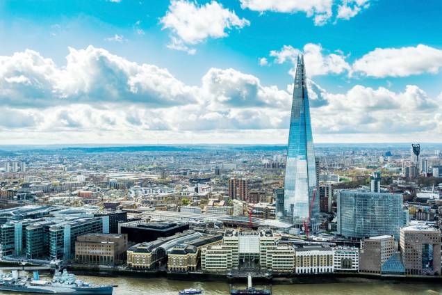 <strong>2. The Shard</strong> É preciso pegar dois elevadores para chegar ao topo do prédio mais alto da Europa. Lá em cima, a trilha sonora lembra anjos cantando e no último piso o teto é aberto, o que permite sentir a atmosfera de estar a 244 metros do chão <strong>2. The Shard</strong> É preciso pegar dois elevadores para chegar ao topo do prédio mais alto da Europa. Lá em cima, a trilha sonora lembra anjos cantando e no último piso o teto é aberto, o que permite sentir a atmosfera de estar a 244 metros do chão
