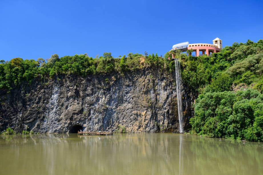 O <a href="https://viajeaqui.abril.com.br/estabelecimentos/br-pr-curitiba-atracao-parque-tangua" rel="Parque Tanguá" target="_blank">Parque Tanguá</a>, em <a href="https://viajeaqui.abril.com.br/cidades/br-pr-curitiba" rel="Curitiba (PR)" target="_blank">Curitiba (PR)</a>, foi inaugurado em novembro de 1996 nas antigas pedreiras da família Gava – por isso a geografia inusitada do lugar