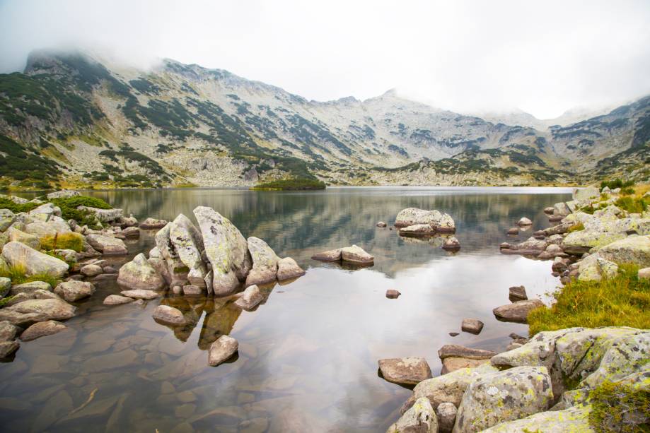 Lago na cidade de Popovo, na Bulgária. Apesar de pequena e com poucas atrações voltadas ao turismo, a região vale a viagem por suas paisagens naturais e pelo Museu Histórico, com achados arqueológicos locais Lago na cidade de Popovo, na Bulgária. Apesar de pequena e com poucas atrações voltadas ao turismo, a região vale a viagem por suas paisagens naturais e pelo Museu Histórico, com achados arqueológicos locais