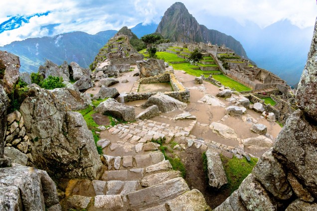 <a href="https://www.visualturismo.com.br/" rel="VISUAL" target="_blank"><strong>VISUAL</strong></a><strong>O QUE ELA FAZ POR VOCÊ</strong>Percorre a mais famosa trilha sul-americana.<strong>PACOTE</strong>Para descortinar <a href="https://viajeaqui.abril.com.br/cidades/peru-machu-picchu" rel="Machu Picchu" target="_blank">Machu Picchu</a> pela Trilha Inca, o roteiro de sete noites tem uma delas em <a href="https://viajeaqui.abril.com.br/cidades/peru-lima" rel="Lima" target="_blank">Lima</a>, no <a href="https://www.hbritaniamiraflores.com/" rel="Britania" target="_blank">Britania</a>, duas em <a href="https://viajeaqui.abril.com.br/cidades/peru-cusco" rel="Cusco" target="_blank">Cusco</a>, no <a href="https://www.hotelessanagustin.com.pe/pr/hoteis/cusco/internacional/" rel="San Agostín" target="_blank">San Agostín</a>, uma em Aguas Calientes, no <a href="https://www.taypikala.com/website/main.php?hotelid=4&linkid=1&lan=esp" rel="Taypikala" target="_blank">Taypikala</a>, e três em campings da própria trilha, com pensão completa. Desde US$ 1 567. <a href="https://www.visualturismo.com.br/" rel="VISUAL" target="_blank"><strong>VISUAL</strong></a><strong>O QUE ELA FAZ POR VOCÊ</strong>Percorre a mais famosa trilha sul-americana.<strong>PACOTE</strong>Para descortinar <a href="https://viajeaqui.abril.com.br/cidades/peru-machu-picchu" rel="Machu Picchu" target="_blank">Machu Picchu</a> pela Trilha Inca, o roteiro de sete noites tem uma delas em <a href="https://viajeaqui.abril.com.br/cidades/peru-lima" rel="Lima" target="_blank">Lima</a>, no <a href="https://www.hbritaniamiraflores.com/" rel="Britania" target="_blank">Britania</a>, duas em <a href="https://viajeaqui.abril.com.br/cidades/peru-cusco" rel="Cusco" target="_blank">Cusco</a>, no <a href="https://www.hotelessanagustin.com.pe/pr/hoteis/cusco/internacional/" rel="San Agostín" target="_blank">San Agostín</a>, uma em Aguas Calientes, no <a href="https://www.taypikala.com/website/main.php?hotelid=4&linkid=1&lan=esp" rel="Taypikala" target="_blank">Taypikala</a>, e três em campings da própria trilha, com pensão completa. Desde US$ 1 567.
