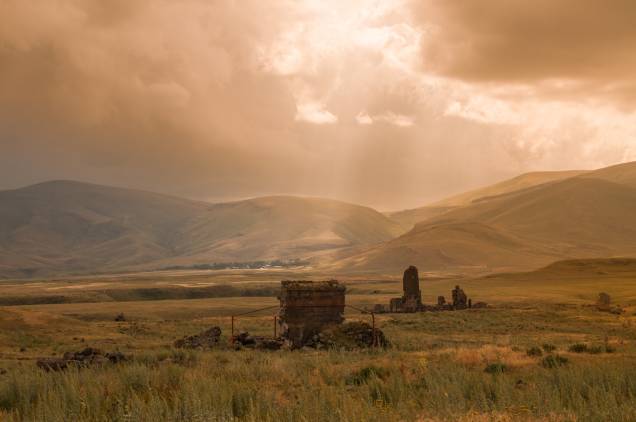 A cidade medieval de Ani, construída pelos armênios, mas hoje no território da Turquia, ainda preserva ruínas impressionantes, da época em que o local era entreposto da Rota da Seda e competia em poder com Constantinopla A cidade medieval de Ani, construída pelos armênios, mas hoje no território da Turquia, ainda preserva ruínas impressionantes, da época em que o local era entreposto da Rota da Seda e competia em poder com Constantinopla