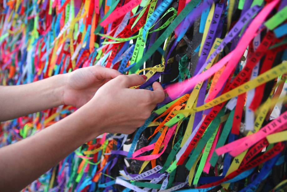 Os portões da Igreja do Senhor do Bonfim, em Salvador (BA), são "decorados" por fitinhas que fiéis amarram na esperança de que seus desejos sejam realizados