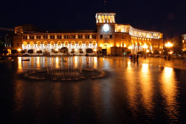 O anoitecer na capital Yerevan. Por aqui, vale dar uma pausa pra tomar um cafezinho a qualquer hora, já que a cultura do país tem tudo a ver com a bebida O anoitecer na capital Yerevan. Por aqui, vale dar uma pausa pra tomar um cafezinho a qualquer hora, já que a cultura do país tem tudo a ver com a bebida