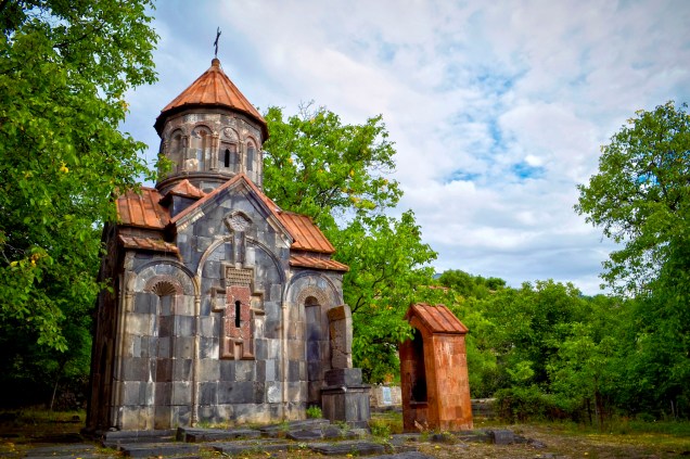 A Igreja de Mashtots Hayrapet, em Garni, Armênia. Ela foi erguida no século 12 em uma região anteriormente considerada como pagã