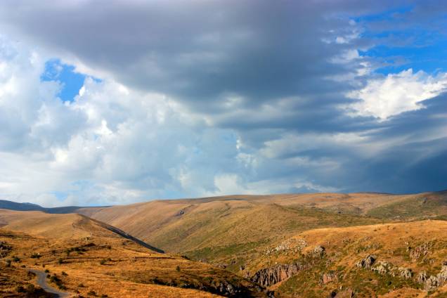 A Armênia é um país de paisagens naturais impressionantes, com montanhas e lagos cristalinos que merecem um clique A Armênia é um país de paisagens naturais impressionantes, com montanhas e lagos cristalinos que merecem um clique