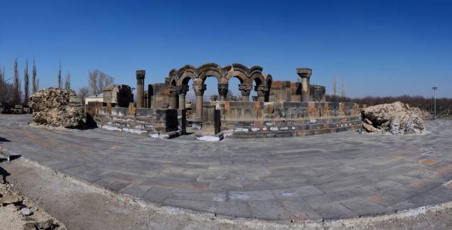 A Catedral de Zvartnots data do século 17. A construção foi erguida quando o país ainda se encontrava sob o domínio do Império Bizantino. Hoje, ela é tombada como Patrimônio Mundial da Unesco A Catedral de Zvartnots data do século 17. A construção foi erguida quando o país ainda se encontrava sob o domínio do Império Bizantino. Hoje, ela é tombada como Patrimônio Mundial da Unesco