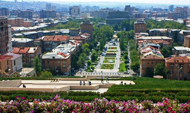 A capital Yerevan leva o apelido de "cidade cor-de-rosa" graças às contruções de pedras-tufo, espalhadas pela cidade A capital Yerevan leva o apelido de "cidade cor-de-rosa" graças às contruções de pedras-tufo, espalhadas pela cidade