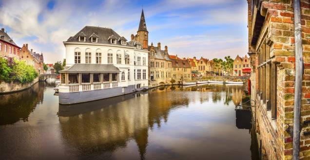 <a href="http://viajeaqui.abril.com.br/cidades/belgica-bruges" rel="Bruges" target="_blank">Bruges</a>, com seus canais que envolvem os edifícios históricos, é carinhosamente chamada de "Veneza do Norte"