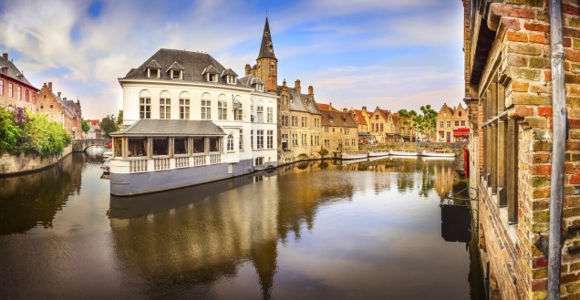<a href="https://viajeaqui.abril.com.br/cidades/belgica-bruges" rel="Bruges" target="_blank">Bruges</a>, com seus canais que envolvem os edifícios históricos, é carinhosamente chamada de "Veneza do Norte"