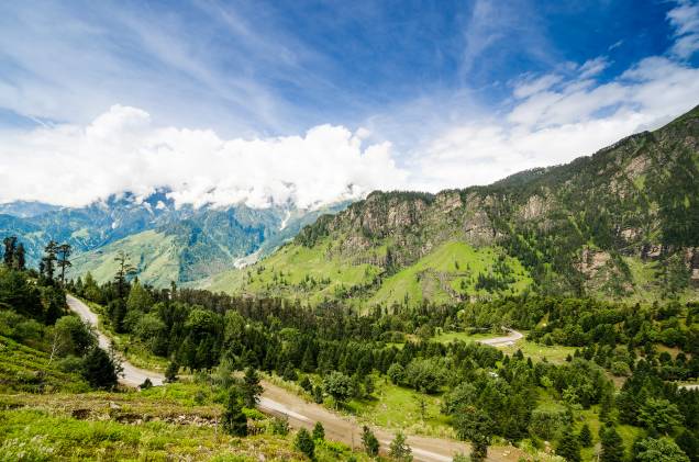 <strong>2. Manali</strong>                Uma cidadezinha no alto do Himalaia que surpreende  quem acha que ana Índia só tem deserto e temperaturas elevadas. O lugar é cercado por montanhas nevadas e paisagens estonteantes