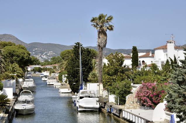 <strong>Empuriabrava – <a href="http://viajeaqui.abril.com.br/paises/espanha" target="_blank" rel="noopener">Espanha </a></strong> Ampuriabrava (em espanhol) fica na Costa Brava de Girona e foi originalmente construída sobre um pântano. O destino é hoje a maior marina residencial do mundo, com mais de 40 km de canais navegáveis que levam ao mar. <a href="http://www.booking.com/city/es/empuriabrava.pt-br.html??aid=332455&label=viagemabril-venezasdomundo" target="_blank" rel="noopener"><em>Busque hospedagens em Empuriabrava</em></a>