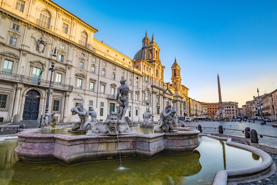 É na Piazza Navona que fica a Embaixada do Brasil em Roma - repare na bandeira verde e amarela, no canto da foto, à esquerda