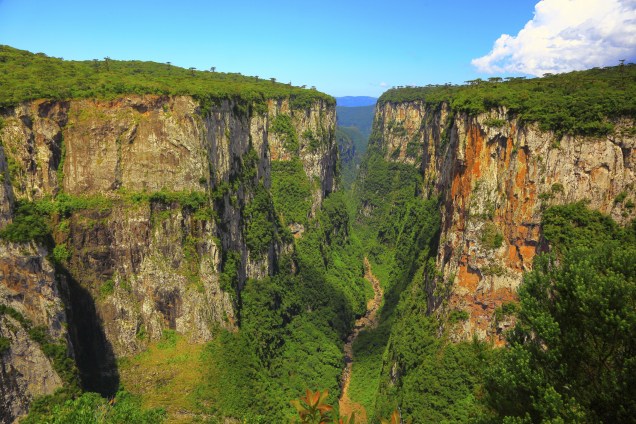 Com os seus paredões verticais, o <a href="https://viajeaqui.abril.com.br/estabelecimentos/br-rs-cambara-do-sul-atracao-parque-nacional-de-aparados-da-serra" rel="Parque Nacional de Aparados da Serra" target="_blank">Parque Nacional de Aparados da Serra</a> enche os olhos de qualquer visitante. O mais bonito deles é o Cânion do Itaimbezinho, acessível por trilhas estruturadas e bem sinalizadas