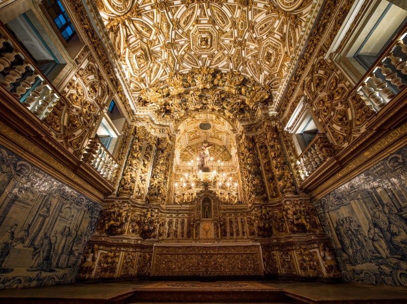 Altar da <a href="https://viajeaqui.abril.com.br/estabelecimentos/br-ba-salvador-atracao-igreja-e-convento-de-sao-francisco" rel="Igreja e Convento de São Francisco" target="_blank">Igreja e Convento de São Francisco</a>, no <a href="https://viajeaqui.abril.com.br/estabelecimentos/br-ba-salvador-atracao-pelourinho" rel="Pelourinho" target="_blank">Pelourinho</a>. A quantidade de ouro, a riqueza de detalhes e o tamanho fazem com que este seja considerado o principal representante do barroco da Bahia