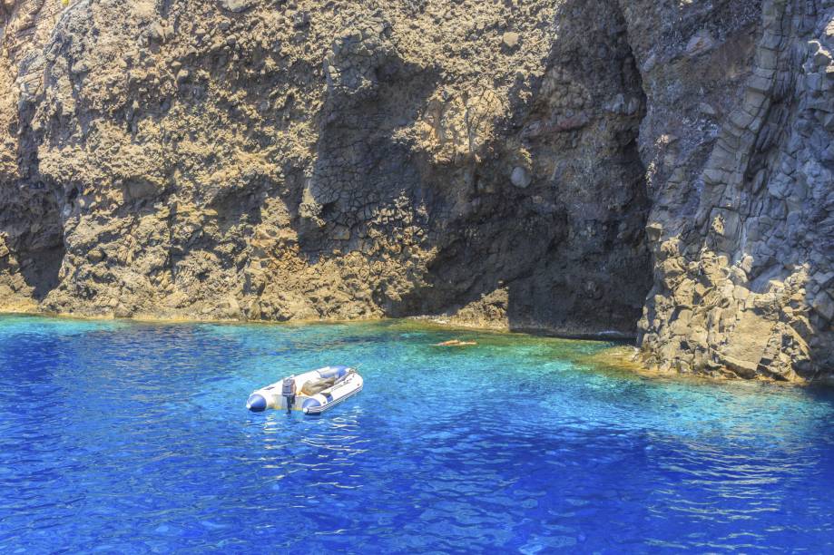 <strong>Panarea, Sicília, <a href="https://viajeaqui.abril.com.br/paises/italia" rel="Itália" target="_self">Itália</a></strong>                As Ilhas Eólias, localizadas ao norte da Sicília, estão cravadas em uma região vulcânica. Entre as menores delas, a Panarea se destaca pelo sossego e privacidade. A escassez de ventos traz a sensação de estar à beira de uma piscina. A oferta de restaurantes sofisticados é grande no lugar, mas é bom avisar: por aqui, não circulam carros                <em><a href="https://www.booking.com/city/it/panarea.pt-br.html?sid=5b28d827ef00573fdd3b49a282e323ef;dcid=1?aid=332455&label=viagemabril-as-mais-belas-praias-do-mediterraneo" rel="Veja preços de hotéis em Panarea no Booking.com" target="_blank">Veja preços de hotéis em Panarea no Booking.com</a></em>