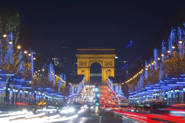 <a href="http://viajeaqui.abril.com.br/cidades/franca-paris" rel="Paris – França " target="_blank"><strong>Paris – França </strong></a>    Apesar das temperaturas baixíssimas, a Cidade-Luz consegue a proeza de ficar ainda mais iluminada na temporada natalina. A avenida <a href="http://viajeaqui.abril.com.br/estabelecimentos/franca-paris-atracao-champs-elysees" rel="Champs-Elysées " target="_blank">Champs-Elysées</a> e o <a href="http://viajeaqui.abril.com.br/estabelecimentos/franca-paris-atracao-arco-do-triunfo-arc-de-triomphe" rel="Arco do Triunfo" target="_blank">Arco do Triunfo</a> são cartões-postais clássicos do Natal parisiense, junto com Mercados de Natal em diferentes pontos da cidade que se adereçam com decorações temáticas e iluminadas. Alguns deles têm pista de patinação no gelo    <a href="http://?aid=332455&label=viagemabril-natal" rel="Veja hotéis em Paris no booking.com" target="_blank"><em>Veja hotéis em Paris no Booking.com</em></a>