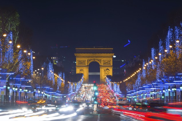 <a href="https://viajeaqui.abril.com.br/cidades/franca-paris" rel="Paris – França " target="_blank"><strong>Paris – França </strong></a>    Apesar das temperaturas baixíssimas, a Cidade-Luz consegue a proeza de ficar ainda mais iluminada na temporada natalina. A avenida <a href="https://viajeaqui.abril.com.br/estabelecimentos/franca-paris-atracao-champs-elysees" rel="Champs-Elysées " target="_blank">Champs-Elysées</a> e o <a href="https://viajeaqui.abril.com.br/estabelecimentos/franca-paris-atracao-arco-do-triunfo-arc-de-triomphe" rel="Arco do Triunfo" target="_blank">Arco do Triunfo</a> são cartões-postais clássicos do Natal parisiense, junto com Mercados de Natal em diferentes pontos da cidade que se adereçam com decorações temáticas e iluminadas. Alguns deles têm pista de patinação no gelo    <a href="https://?aid=332455&label=viagemabril-natal" rel="Veja hotéis em Paris no booking.com" target="_blank"><em>Veja hotéis em Paris no Booking.com</em></a>