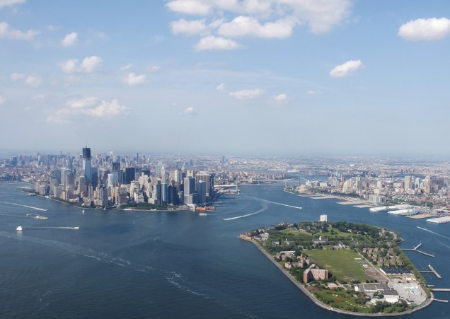 Vista aérea de <a href="https://viajeaqui.abril.com.br/cidades/estados-unidos-nova-york" rel="Nova York" target="_blank">Nova York</a> e a Governors Island a frente