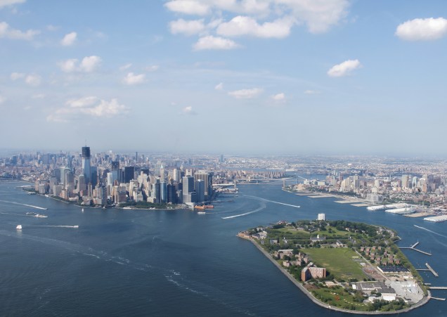 Vista aérea de <a href="https://viajeaqui.abril.com.br/cidades/estados-unidos-nova-york" rel="Nova York" target="_blank">Nova York</a> e a Governors Island a frente Vista aérea de <a href="https://viajeaqui.abril.com.br/cidades/estados-unidos-nova-york" rel="Nova York" target="_blank">Nova York</a> e a Governors Island a frente