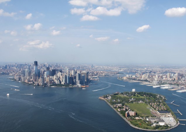 <strong>Governors Island </strong> A ilha em formato de sorvete que serviu de abrigo militar por mais de 200 anos só abre aos finais de semana e feriados dos meses de verão do Hemisfério Norte. A Governor´s Island sedia eventos e exposições, tem parques e até uma pequena prainha. Pegue a ferry gratuita no Battery Maritime Building, que fica ao lado da Staten Island Ferry, no sul de Manhattan. Balsas também partem do Píer 6 do Brooklyn Bridge Park. É possível levar ou alugar uma bike e pedalar em volta da ilha.