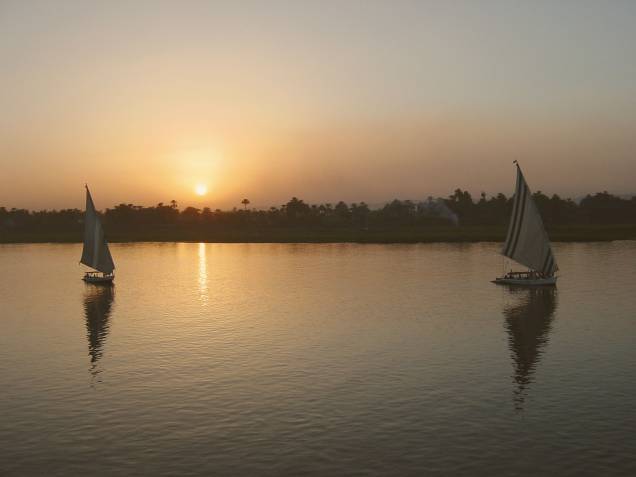 Um dos passeios mais tradicionais no emblemático rio Nilo é o de felucca: os barcos a vela navegam tranquilamente pelos sítios arqueológicos, principalmente nos arredores de Aswan