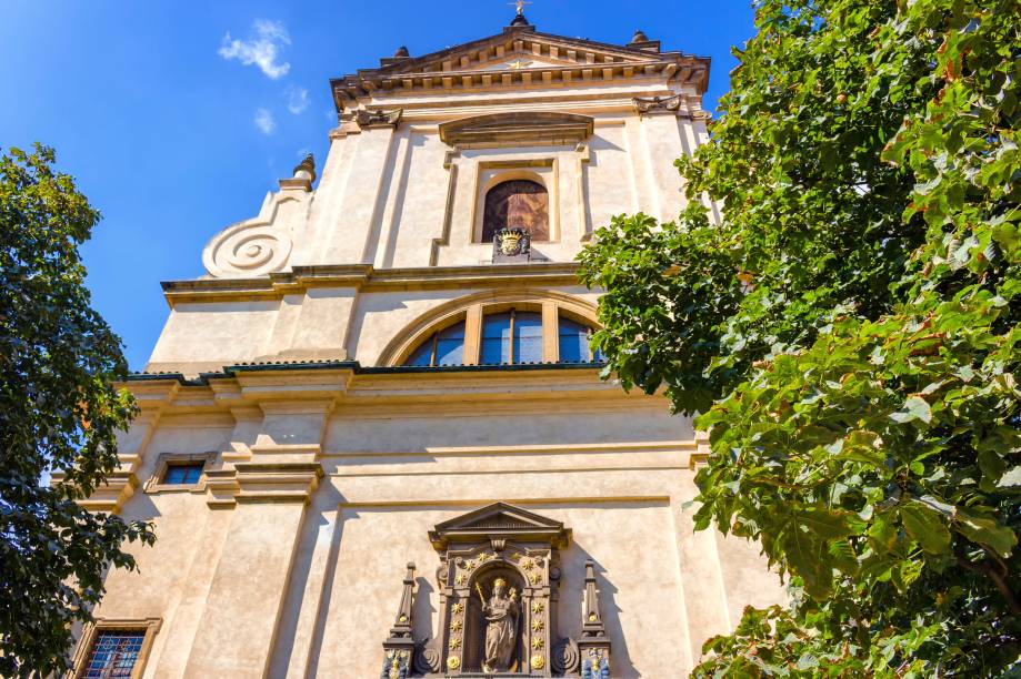 Não é à toa que os turistas adoram se esbaldar em Praga: a capital é um atrativo para compras devido a seus preços bacanas e suas construções históricas. A Igreja de Nossa Senhora Vitoriosa, por exemplo, abriga uma das estátuas mais veneradas do mundo: a do Menino Jesus, que impressiona pela beleza e riqueza de detalhes. <a href="https://www.booking.com/city/cz/prague.pt-br.html?sid=efe6c9de408bb8d78e20e017e616e9f8;dcid=4?aid=332455&label=viagemabril-lesteeuropeu" target="_blank">Veja hotéis em Praga no Booking.com</a>