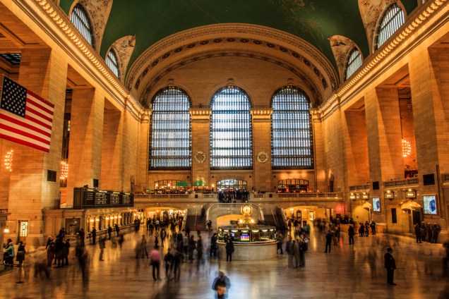 <strong><a href="https://viajeaqui.abril.com.br/estabelecimentos/estados-unidos-nova-york-atracao-grand-central-terminal" target="_blank" rel="noopener">Grand Central Terminal</a></strong>O saguão principal do maior terminal ferroviário do mundo em número de plataformas está entre os mais belos interiores de edifício de Manhattan e é um dos mais famosos cartões-postais locais. O estilo é o beaux-arts e encanta os usuários que estão lá tanto para embarcar, quanto os que estão lá para curtir o visual arrebatador e gratuito