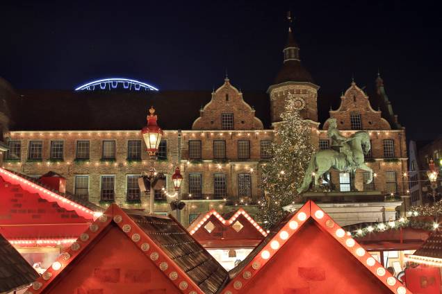 <strong>4. <a href="https://viajeaqui.abril.com.br/cidades/alemanha-dusseldorf" rel="Düsseldorf" target="_blank">Düsseldorf</a></strong>O mercado de Natal de Düsseldorf está dividido em dois: de um lado um mercado de rua onde se encontram quinquilharias que vão de enfeites natalinos, velas, típicos bonecos artesanais em madeira, brinquedos, comida popular, doces, chocolates, marzipã, maçãs assadas. Do outro lado há elegantíssimas (e caríssimas) boutiques das grifes mais famosas do mundo, situadas ao longo da charmosa Königsallee (Alameda dos Reis). A feérica iluminação das castanheiras gigantes que bordeiam toda a alameda às margens do rio Reno é um espetáculo à parte. Na foto, telhados decorados do Mercado de Natal de Dusseldorf<a href="https://www.booking.com/city/de/dusseldorf.pt-br.html?aid=332455&label=viagemabril-natalalemanha" rel="Veja hotéis em Düsseldorf no booking.com" target="_blank"><em>Veja hotéis em Düsseldorf no Booking.com</em></a> <strong>4. <a href="https://viajeaqui.abril.com.br/cidades/alemanha-dusseldorf" rel="Düsseldorf" target="_blank">Düsseldorf</a></strong>O mercado de Natal de Düsseldorf está dividido em dois: de um lado um mercado de rua onde se encontram quinquilharias que vão de enfeites natalinos, velas, típicos bonecos artesanais em madeira, brinquedos, comida popular, doces, chocolates, marzipã, maçãs assadas. Do outro lado há elegantíssimas (e caríssimas) boutiques das grifes mais famosas do mundo, situadas ao longo da charmosa Königsallee (Alameda dos Reis). A feérica iluminação das castanheiras gigantes que bordeiam toda a alameda às margens do rio Reno é um espetáculo à parte. Na foto, telhados decorados do Mercado de Natal de Dusseldorf<a href="https://www.booking.com/city/de/dusseldorf.pt-br.html?aid=332455&label=viagemabril-natalalemanha" rel="Veja hotéis em Düsseldorf no booking.com" target="_blank"><em>Veja hotéis em Düsseldorf no Booking.com</em></a>