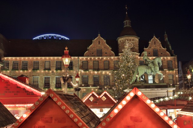 <strong>4. <a href="https://viajeaqui.abril.com.br/cidades/alemanha-dusseldorf" rel="Düsseldorf" target="_blank">Düsseldorf</a></strong>O mercado de Natal de Düsseldorf está dividido em dois: de um lado um mercado de rua onde se encontram quinquilharias que vão de enfeites natalinos, velas, típicos bonecos artesanais em madeira, brinquedos, comida popular, doces, chocolates, marzipã, maçãs assadas. Do outro lado há elegantíssimas (e caríssimas) boutiques das grifes mais famosas do mundo, situadas ao longo da charmosa Königsallee (Alameda dos Reis). A feérica iluminação das castanheiras gigantes que bordeiam toda a alameda às margens do rio Reno é um espetáculo à parte. Na foto, telhados decorados do Mercado de Natal de Dusseldorf<a href="https://www.booking.com/city/de/dusseldorf.pt-br.html?aid=332455&label=viagemabril-natalalemanha" rel="Veja hotéis em Düsseldorf no booking.com" target="_blank"><em>Veja hotéis em Düsseldorf no Booking.com</em></a>