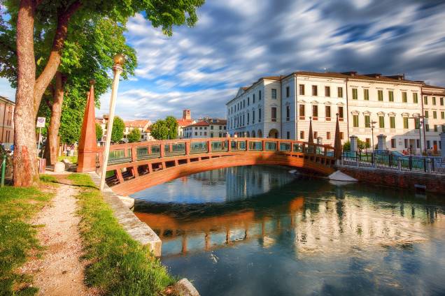 <a href="http://viajeaqui.abril.com.br/cidades/italia-treviso" rel="Treviso">Treviso</a>, a pouco mais de 10 quilômetros ao norte de Veneza, tem o apelido carinhoso de "pequena Veneza"
