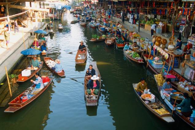 <a href="http://viajeaqui.abril.com.br/cidades/tailandia-bangcoc" target="_blank" rel="noopener"><strong>Bangcoc – Tailândia</strong></a>Muitas das atrações mais importantes da cidade acontecem ás margens do rio Chao Phraya. Seus canais já não mais usados como vias de transporte, hoje eles dão lugar aos mercados flutuantes que são uma das atrações mais procuradas pelos turistas. <a href="http://www.booking.com/city/th/bangkok.pt-br.html?aid=332455&label=viagemabril-venezasdomundo" target="_blank" rel="noopener"><em>Busque hospedagens em Bangcoc no booking.com</em></a>