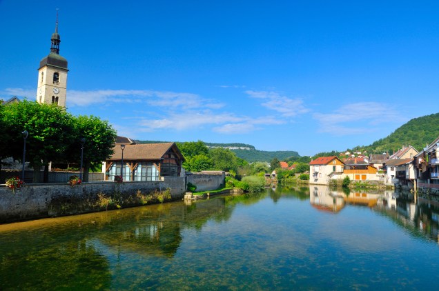 A pequena Ornans encanta os turistas com suas casinhas antigas a beira do rio. A cidade natal do pintor Gustave Courbet abriga um museu com uma coleção de suas obras