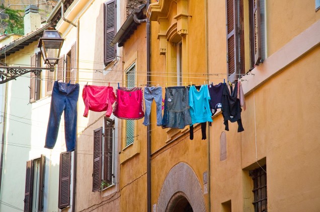 Apesar de ser um bairro em constante processo de gourmetização, cenas típicas de bairros de trabalhadores italianos, como as roupas penduradas em varais que cruzam as vielas, ainda são possíveis de presenciar