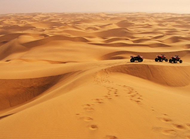 <strong>1. Deserto da Namíbia</strong>                                                É claro que o local de gravação de Mad Max é a nossa primeira indicação. É possível que esse deserto, que abrange uma faixa litorânea de quase 2 mil quilômetros, no sudoeste da África, seja o mais antigo do planeta. Pesquisas indicam que o terreno árido tenha surgido entre 55 e 80 milhões de anos atrás