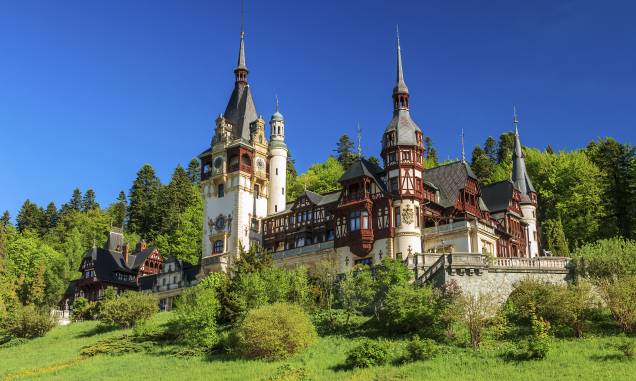 O entorno do belo Peles Castle, atração famosa de Sinaia, na Romênia O entorno do belo Peles Castle, atração famosa de Sinaia, na Romênia