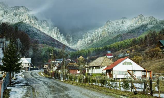 As montanhas cercam a Romênia As montanhas cercam a Romênia