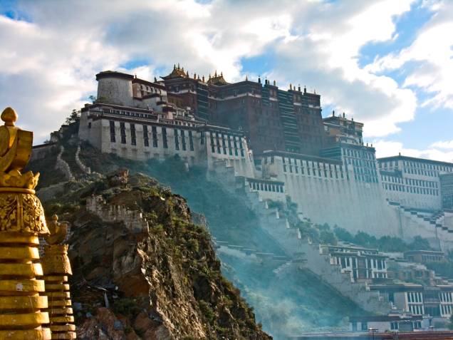 <strong>Lhasa, Tibete</strong><br />O sagrado Potala, palácio dos dalai-lamas, hoje encontra-se vazio. Ao menos espiritualmente, já que o líder político e espiritual do Tibete vive no exílio desde a década de 1950. Mesmo assim, a poderosa imagem do maciço castelo-mosteiro é uma benção para seus seguidores, que aqui oram, talvez, pelo dia do retorno do Oceano de Sabedoria.<br /> 