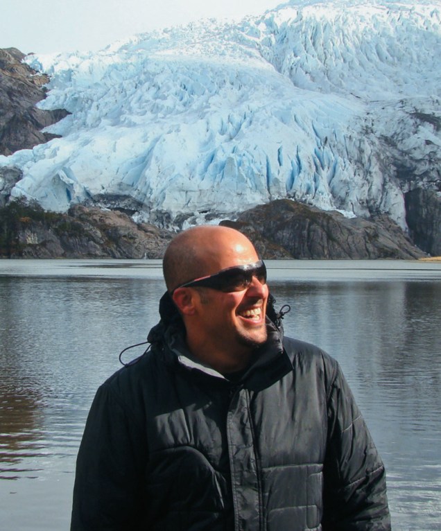 “Aqui estou no Glaciar Águila, na <strong>Tierra del Fuego</strong>, na Patagônia argentina. Fiz um cruzeiro a bordo do navio Stella Australis. Certamente, uma das viagens mais fascinantes que já fiz.” — <strong>Wander de Abreu</strong>, Juiz de Fora, MG