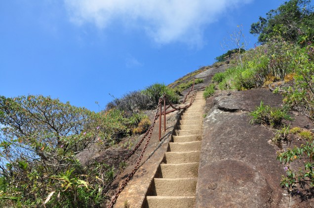 Muitas das trilhas, antes perigosas e de difícil acesso, têm escadas e rampas que facilitam o caminhar dos visitantes