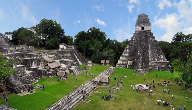 <strong>1. Templo do Grande Jaguar – Tikal – Guatemala </strong>O Templo I (foto), também conhecido como Templo do Grande Jaguar ou Templo de Ah Cacao, é a pirâmide mais alta do complexo arqueológico de Tikal, que foi um dos maiores centros urbanos da civilização maia. Foi construída entre 740-750 d.C., tem 47 metros de altura e abriga uma tumba em seu topo, do rei Jasaw Chan K’awil. Entre os elementos descobertos na tumba está uma grande coleção de tubos de ossos humanos e animais decorados, ornamentos de jade e conchas e vasos de cerâmica contendo oferendas de comida e bebida.Em frente ao Templo I está o Templo II, também conhecido como Templo das Máscaras. Com arquitetura similar, é mais baixo (38 metros), mais antigo (foi construído em 700 d.C.) e é dedicado a Kalajuun Une’ Mo, esposa de Jasaw Chan K’awil. Sua tumba não foi encontrada, mas uma pintura do rosto da rainha foi escavada na portada no topo da pirâmide