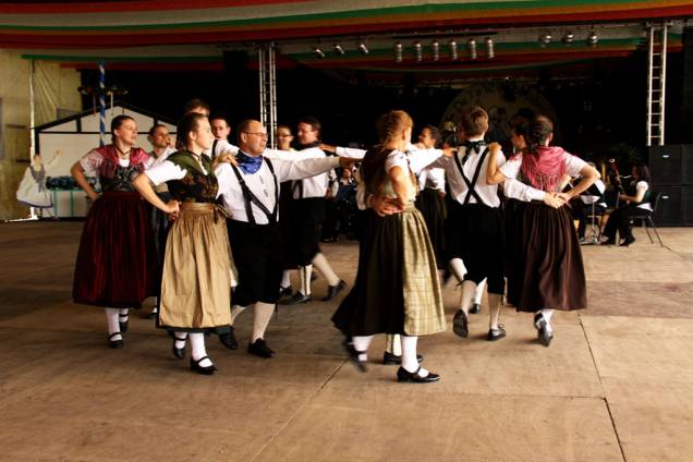 Apresentação de dança típica alemã na Festa do Imigrante de Timbó