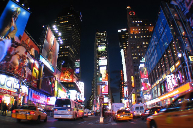 A vida é cheia de informações na Times Square, coalhada de luminosos