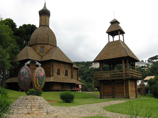 O Parque Tingui, umas das inúmeras áreas verdes da capital. Pequeno, tem ciclovia, bosque e o Memorial Ucraniano, com réplica de uma igreja ortodoxa eslava