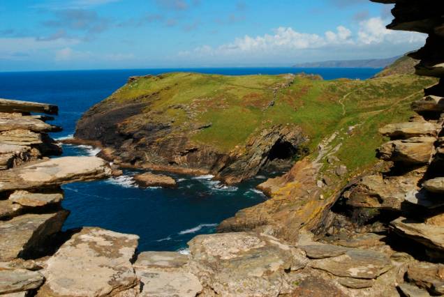 <strong>Cornuália, Inglaterra:</strong> O nome em português não faz jus às belezas de <strong>Cornwall</strong>. Um dos domínios originais do Príncipe de Gales – que, entre outros títulos, é conhecido como Duque da Cornuália –, a região possui recortes dramáticos em seu litoral, com muitas praias e enseadas. O Castelo de Tintagel (foto) é considerado o berço do lendário Rei Arthur e contos referentes aos cavaleiros da Távola Redonda. Suas profundas raízes celtas e a quase extinta língua córnica – falada apenas por algumas centenas de pessoas – formam um identidade cultural um tanto distinta do resto do Reino Unido. <strong>Distância de Londres: 400 quilômetros</strong> <strong>Cornuália, Inglaterra:</strong> O nome em português não faz jus às belezas de <strong>Cornwall</strong>. Um dos domínios originais do Príncipe de Gales – que, entre outros títulos, é conhecido como Duque da Cornuália –, a região possui recortes dramáticos em seu litoral, com muitas praias e enseadas. O Castelo de Tintagel (foto) é considerado o berço do lendário Rei Arthur e contos referentes aos cavaleiros da Távola Redonda. Suas profundas raízes celtas e a quase extinta língua córnica – falada apenas por algumas centenas de pessoas – formam um identidade cultural um tanto distinta do resto do Reino Unido. <strong>Distância de Londres: 400 quilômetros</strong>