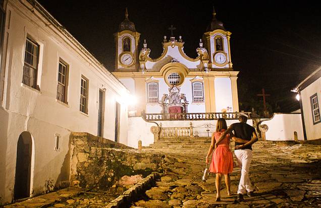 A noite em Tiradentes pode ser muito romântica: a luz branda acompanha o clima pacato da cidade, com suas ruas de pedra vazias e casarões