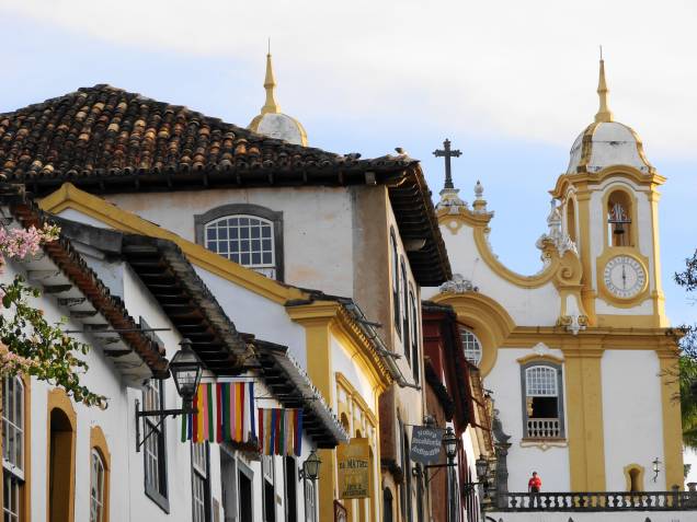 <strong>Tiradentes (MG) </strong><a href="https://viajeaqui.abril.com.br/cidades/br-mg-tiradentes"><strong> </strong></a> Uma das cidades históricas mais bem preservadas do Brasil, conserva até hoje seus ares de interior. Tiradentes tem proporções bem mais modestas que Ouro Preto, excelentes cachoeiras ao redor, gastronomia de primeira qualidade (sete restaurantes premiados pelo Guia Brasil 2015) e um bônus: ainda que esteja na Serra de São José, tem pouquíssimas ladeiras íngremes. Inúmeros ateliês de artistas que trabalham com madeira, estanho, ferro e pedra sabão vendem suas obras nas lojinhas da cidade – e, a pouco menos de uma hora de distância, está Bichinho, uma simpática vila de artesãos. De Tiradentes, sai uma Maria Fumaça turística até São João Del Rey, cidade histórica maior e mais movimentada, um passeio que já vale a pena pela bela paisagem do caminho. Passeios de charrete e a cavalo levam até Bichinho e a outras trilhas pelas montanhas ao redor. <a href="https://www.booking.com/searchresults.pt-br.html?aid=332455&sid=605c56653290b80351df808102ac423d&sb=1&src=index&src_elem=sb&error_url=https%3A%2F%2Fwww.booking.com%2Findex.pt-br.html%3Faid%3D332455%3Bsid%3D605c56653290b80351df808102ac423d%3Bsb_price_type%3Dtotal%26%3B&ss=Tiradentes%2C+Minas+Gerais%2C+Brasil&checkin_monthday=&checkin_month=&checkin_year=&checkout_monthday=&checkout_month=&checkout_year=&no_rooms=1&group_adults=2&group_children=0&b_h4u_keep_filters=&from_sf=1&ss_raw=Tiradentes&ac_position=0&ac_langcode=xb&dest_id=-676172&dest_type=city&place_id_lat=-21.111294&place_id_lon=-44.168297&search_pageview_id=49df83ff14c50046&search_selected=true&search_pageview_id=49df83ff14c50046&ac_suggestion_list_length=5&ac_suggestion_theme_list_length=0" target="_blank" rel="noopener"><em>Busque hospedagens em Tiradentes</em></a> <strong>Tiradentes (MG) </strong><a href="https://viajeaqui.abril.com.br/cidades/br-mg-tiradentes"><strong> </strong></a> Uma das cidades históricas mais bem preservadas do Brasil, conserva até hoje seus ares de interior. Tiradentes tem proporções bem mais modestas que Ouro Preto, excelentes cachoeiras ao redor, gastronomia de primeira qualidade (sete restaurantes premiados pelo Guia Brasil 2015) e um bônus: ainda que esteja na Serra de São José, tem pouquíssimas ladeiras íngremes. Inúmeros ateliês de artistas que trabalham com madeira, estanho, ferro e pedra sabão vendem suas obras nas lojinhas da cidade – e, a pouco menos de uma hora de distância, está Bichinho, uma simpática vila de artesãos. De Tiradentes, sai uma Maria Fumaça turística até São João Del Rey, cidade histórica maior e mais movimentada, um passeio que já vale a pena pela bela paisagem do caminho. Passeios de charrete e a cavalo levam até Bichinho e a outras trilhas pelas montanhas ao redor. <a href="https://www.booking.com/searchresults.pt-br.html?aid=332455&sid=605c56653290b80351df808102ac423d&sb=1&src=index&src_elem=sb&error_url=https%3A%2F%2Fwww.booking.com%2Findex.pt-br.html%3Faid%3D332455%3Bsid%3D605c56653290b80351df808102ac423d%3Bsb_price_type%3Dtotal%26%3B&ss=Tiradentes%2C+Minas+Gerais%2C+Brasil&checkin_monthday=&checkin_month=&checkin_year=&checkout_monthday=&checkout_month=&checkout_year=&no_rooms=1&group_adults=2&group_children=0&b_h4u_keep_filters=&from_sf=1&ss_raw=Tiradentes&ac_position=0&ac_langcode=xb&dest_id=-676172&dest_type=city&place_id_lat=-21.111294&place_id_lon=-44.168297&search_pageview_id=49df83ff14c50046&search_selected=true&search_pageview_id=49df83ff14c50046&ac_suggestion_list_length=5&ac_suggestion_theme_list_length=0" target="_blank" rel="noopener"><em>Busque hospedagens em Tiradentes</em></a>
